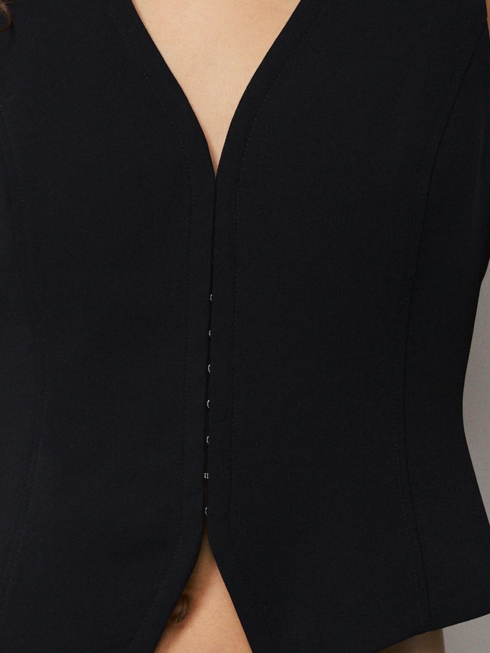 Aritzia ‘Attire’ Crepette Hooked Vest Top - Black, Women’s 10 - Picture 4 of 9